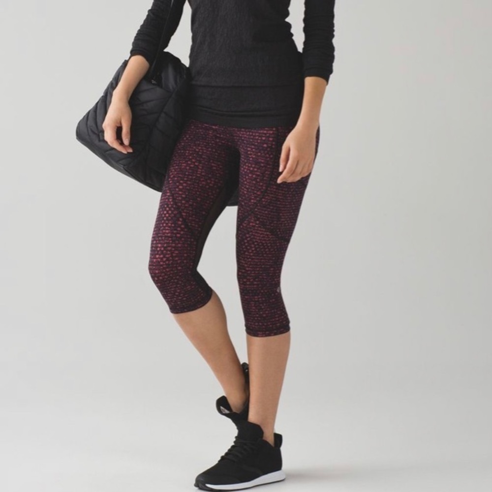 Lululemon Mesh Outrun 17” Crop Leggings in Shatter Weave Dust Coral Plum / Black
